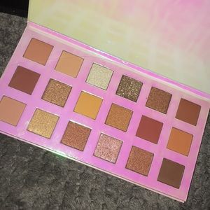 I’m sellin lashes & makeup !!